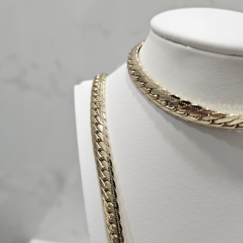 Set of necklace and bracelet